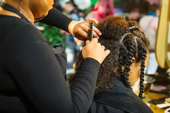 Formation pratique en coiffure naturelle chez BeNatural ByLaury